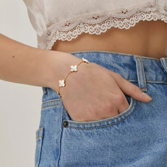 White Alhambra Clover 18K Gold Plated Titanium Steel Bracelet - Picture 5 of 6